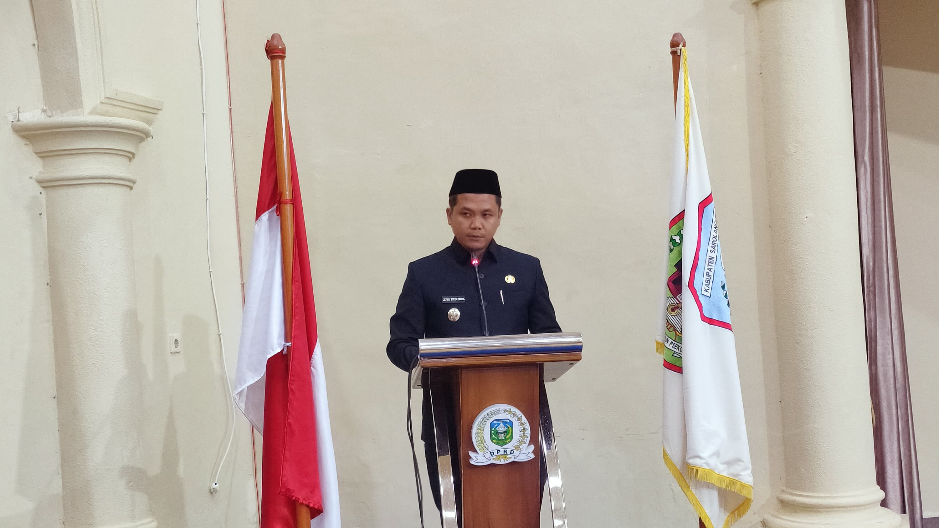 Wakil Bupati Sarolangun Gerry Trisatwika menyampaikan Raperda LPJP APBD 2024 dalam Rapat Peripurna yang digelar di Gedung DPRD Kabupaten Sarolangun, Senin (2/6/2025). Paripurna ini dihadiri oleh semua anggota DPRD Sarolangun.