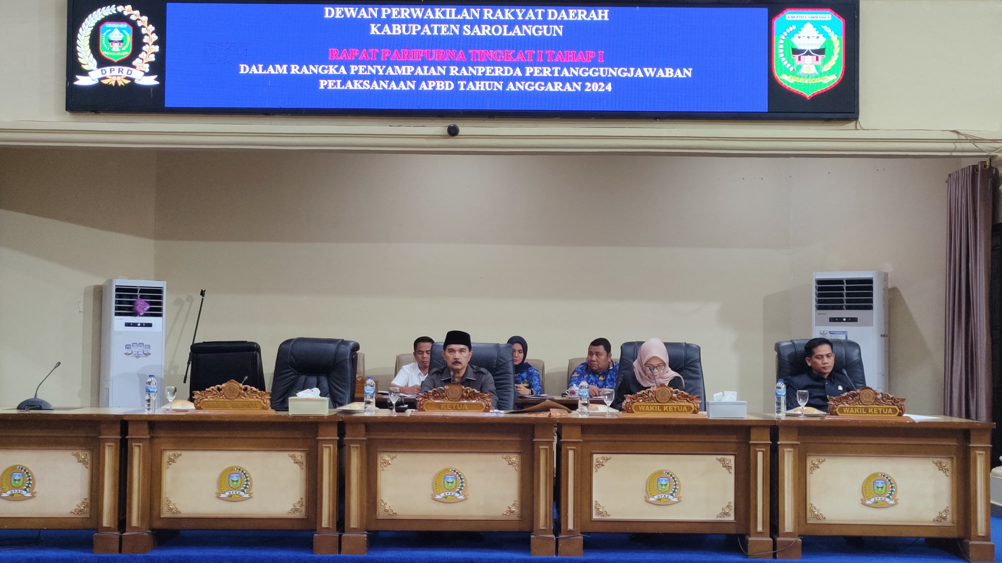 Ketua DPRD Sarolangun Ahmad Jani didampingi Wakil Ketua I Cik Marleni dan Wakil Ketua II Dedi Ifriyansyah memimpin Sidang Paripurna Penyampaian Raperda LPJP APBD 2024 di Gedung DPRD Kabupaten Sarolangun, Senin (2/6/2025). Sidang dihadiri oleh semua Anggota DPRD Sarolangun dan Wakil Bupati Sarolangun Gerry Trisatwika.