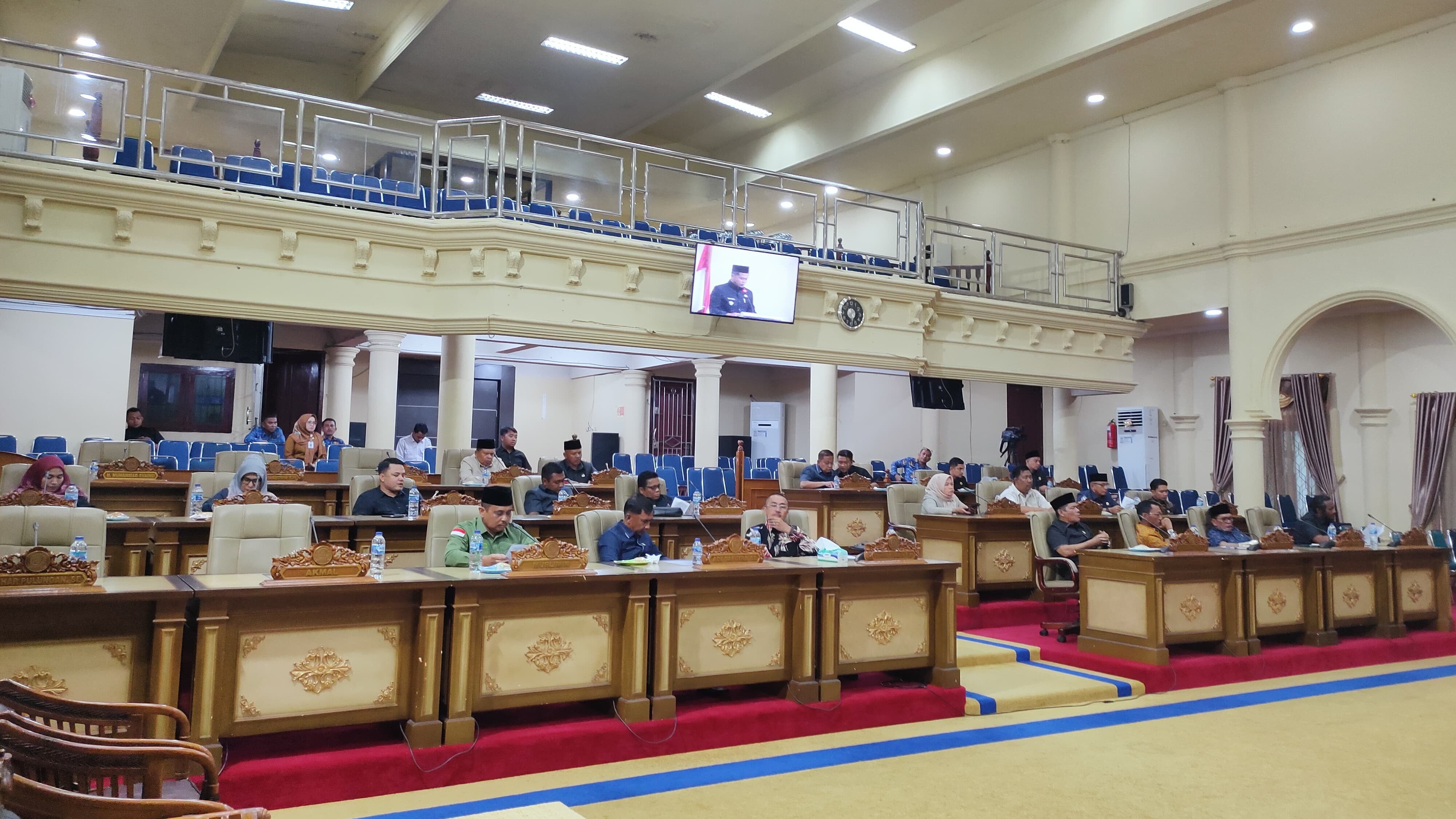 Anggota DPRD Kabupaten Sarolangun mendengarkan penyampaian LPJP APBD 2024 oleh Wakil Bupati Sarolangun Gerry Trisatwika dalam Rapat Paripurna di Gedung DPRD Sarolangun, Senin (2/6/2025). 