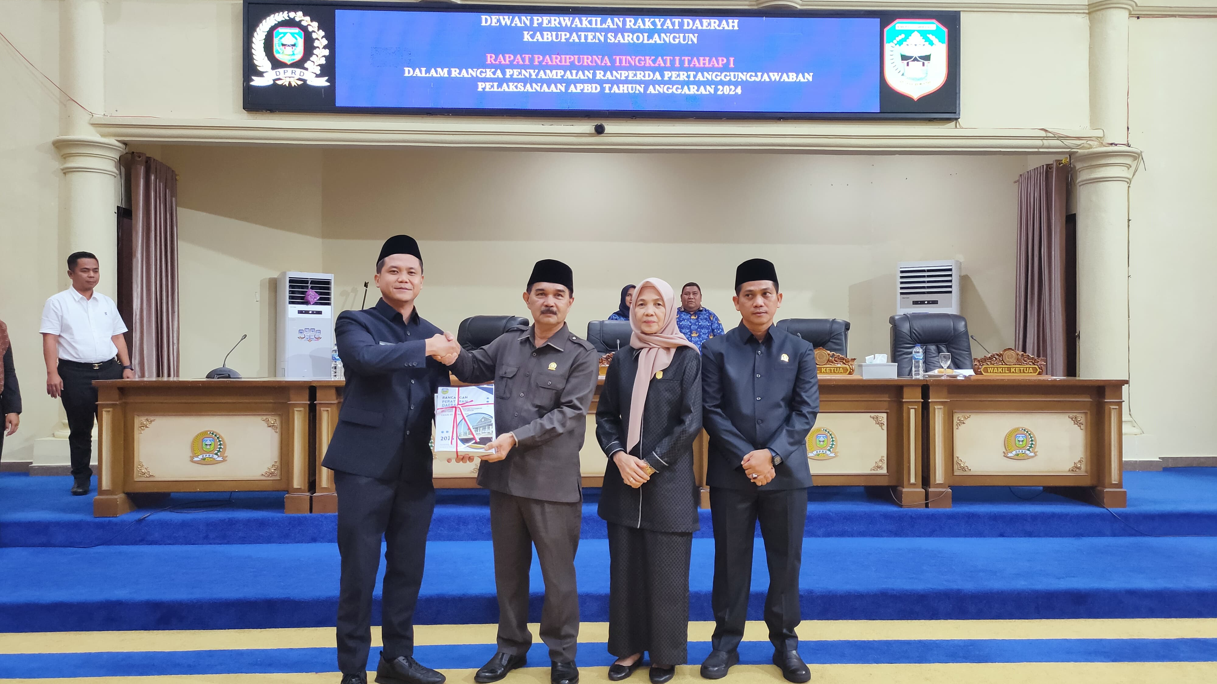 Ketua DPRD Kabupaten Sarolangun Ahmad Jani menerima Raperda LPJP APBD 2024 secara simbolis dari Wakil Bupati Sarolangun Gerry Trisatwika dalam Rapat Paripurna yang digelar di Gedung DPRD Sarolangun, Senin (2/6/2025).