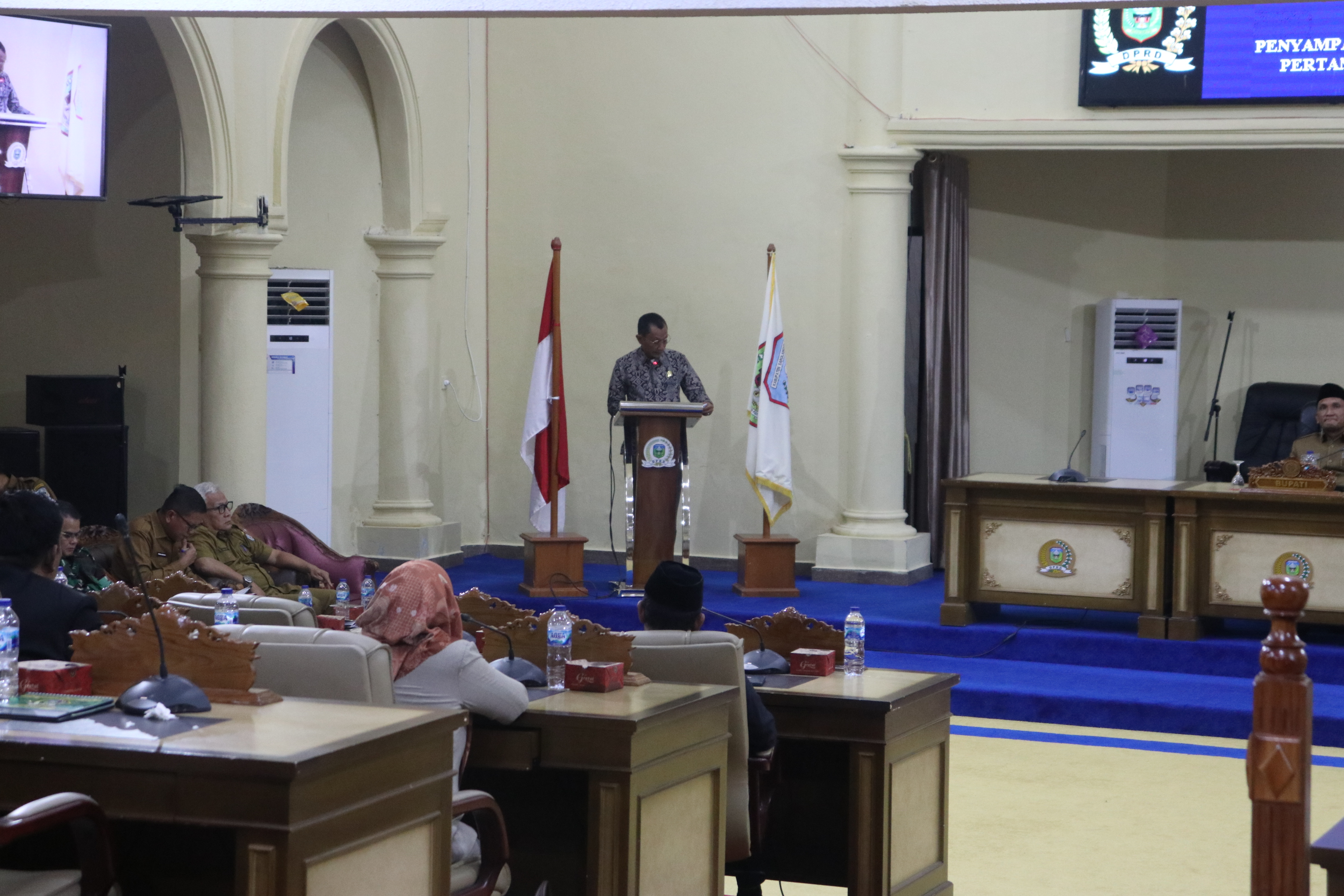 Yusuf Helmi, AB., S.E, juru bicara Fraksi Golkar menyampaikan pandangan umum dalam Rapat Paripurna.