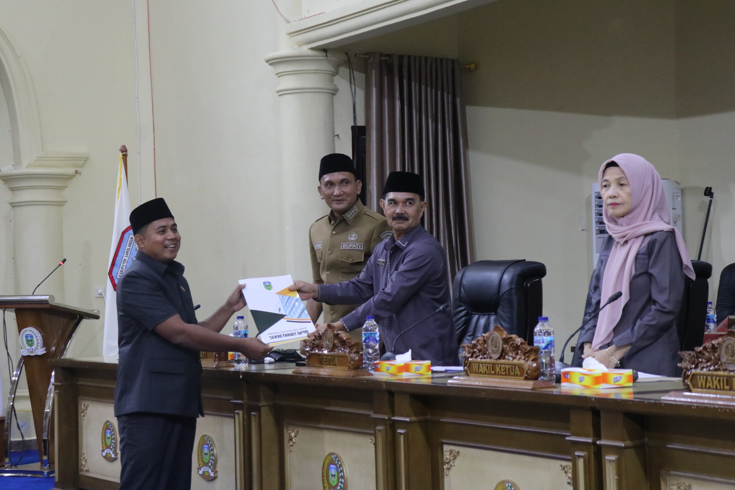 Dody Arya Mustain, S.Pd, Juru Bicara Fraksi PAN menyerahkan pandangan fraksi kepada Ketua DPRD Sarolangun dalam Rapat Paripurna.