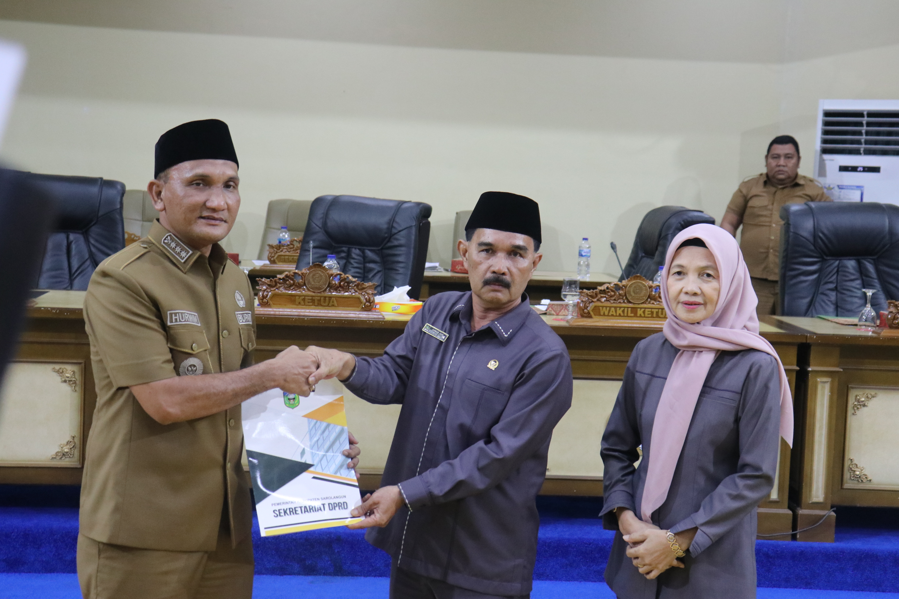 Ketua DPRD Sarolangun Ahmad Jani didampingi Wakil Ketua I Cik Marleni, S.E menyerahkan pandangan umum fraksi kepada Bupati Sarolangun H. Hurmin, S.E.