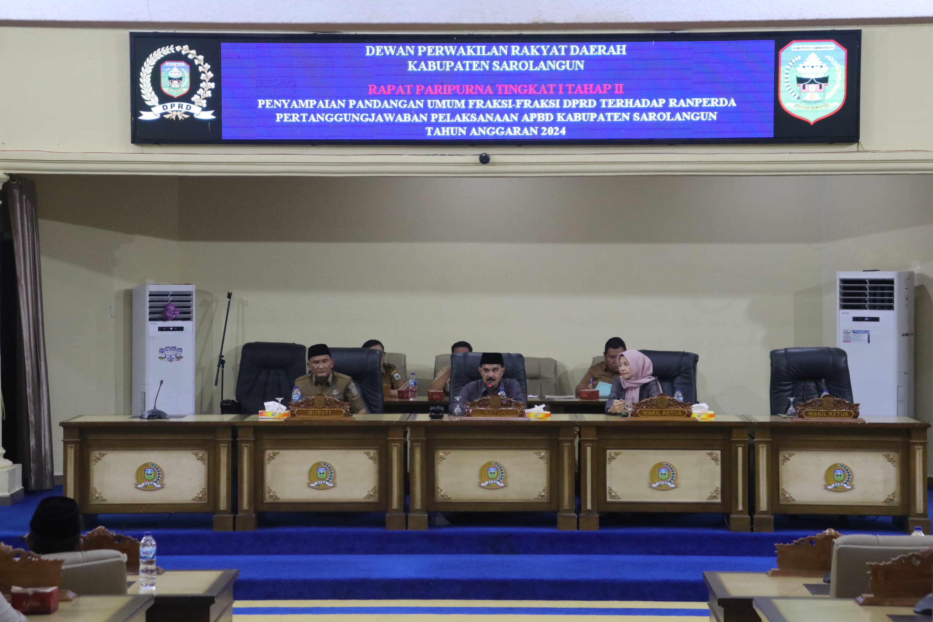 Ketua DPRD Sarolangun Ahmad Jani (tengah) didampingi Wakil Ketua I Cik Marleni, S.E (kanan) dan Bupati H. Hurmin, S.E (kiri) memimpin Sidang Paripurna.