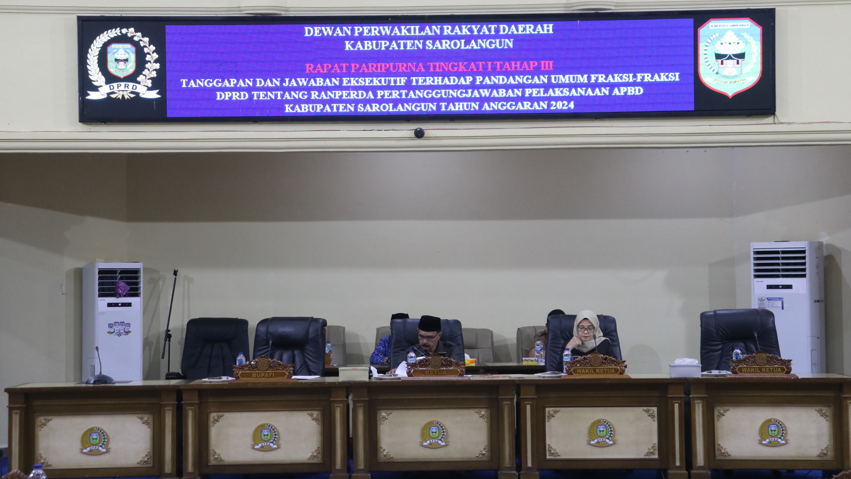 Ketua DPRD Sarolangun Ahmad Jani (tengah) didampingi Wakil Ketua I Cik Marleni (kiri) membuka Sidang Paripurna.