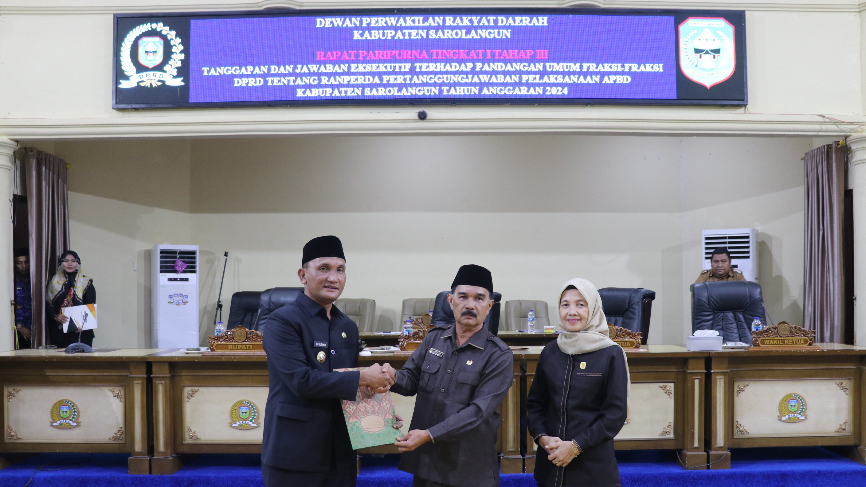 Ketua DPRD Sarolangun Ahmad Jani menerima Dokumen Tanggapan Eksekutif terhadap Padangan Fraksi terkait Raperda LPJP APBD 2024 dari Bupati Sarolangun H. Hurmin, S.E.