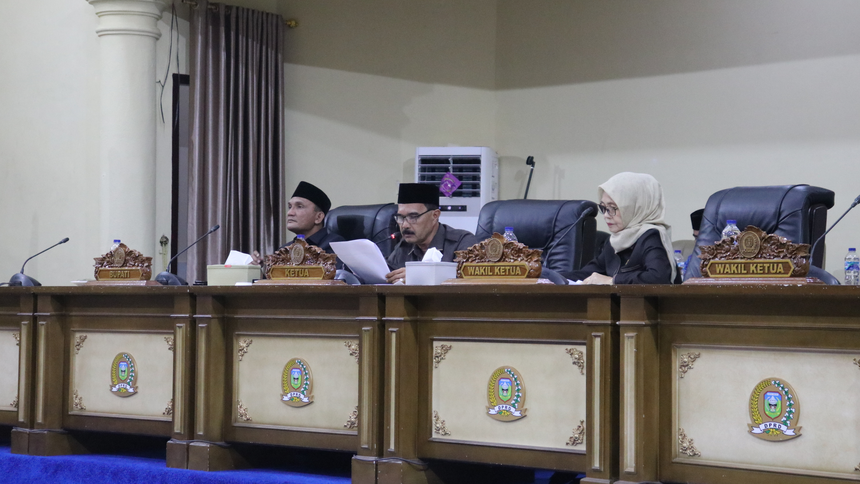 Ketua DPRD Sarolangun Ahmad Jani (tengah) didampingi Wakil Ketua I Cik Marleni (kiri) membuka Sidang Paripurna.