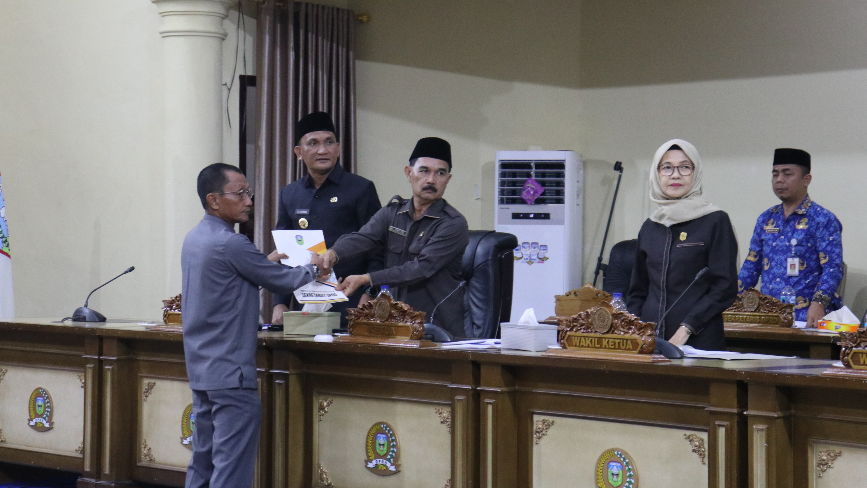 Juru Bicara Pansus Yusuf Helmi AB, S.E menyerahkan laporan pansus kepada Pimpinan Sidang.