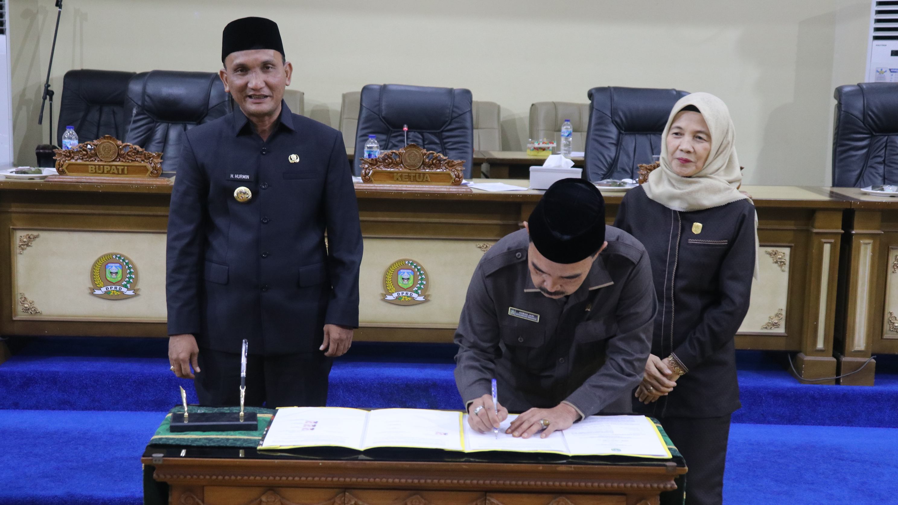 Ketua DPRD Sarolangun Ahmad Jani menandatangani persetujuan bersama Raperda LPJP APBD 2024.