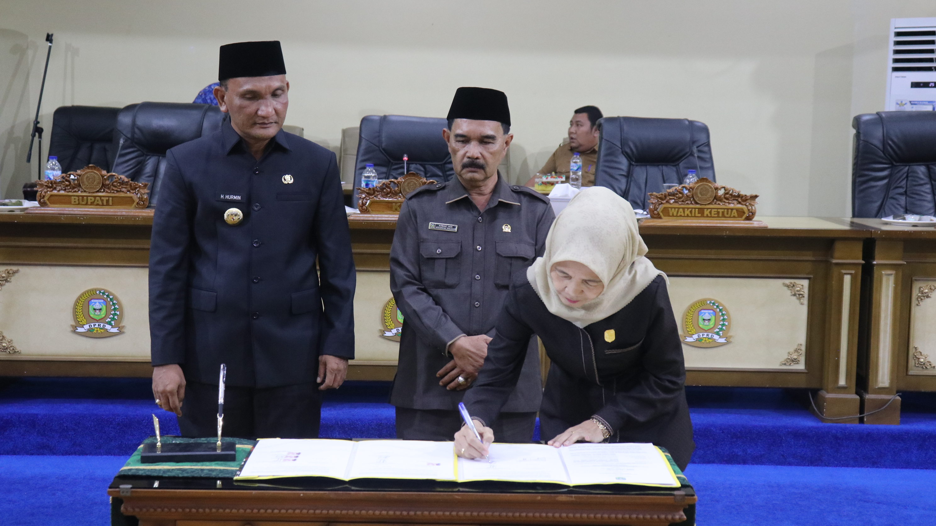 Wakil Ketua I DPRD Sarolangun Cik Marleni, S.E menandatangani persetujuan bersama Raperda LPJP APBD 2024.