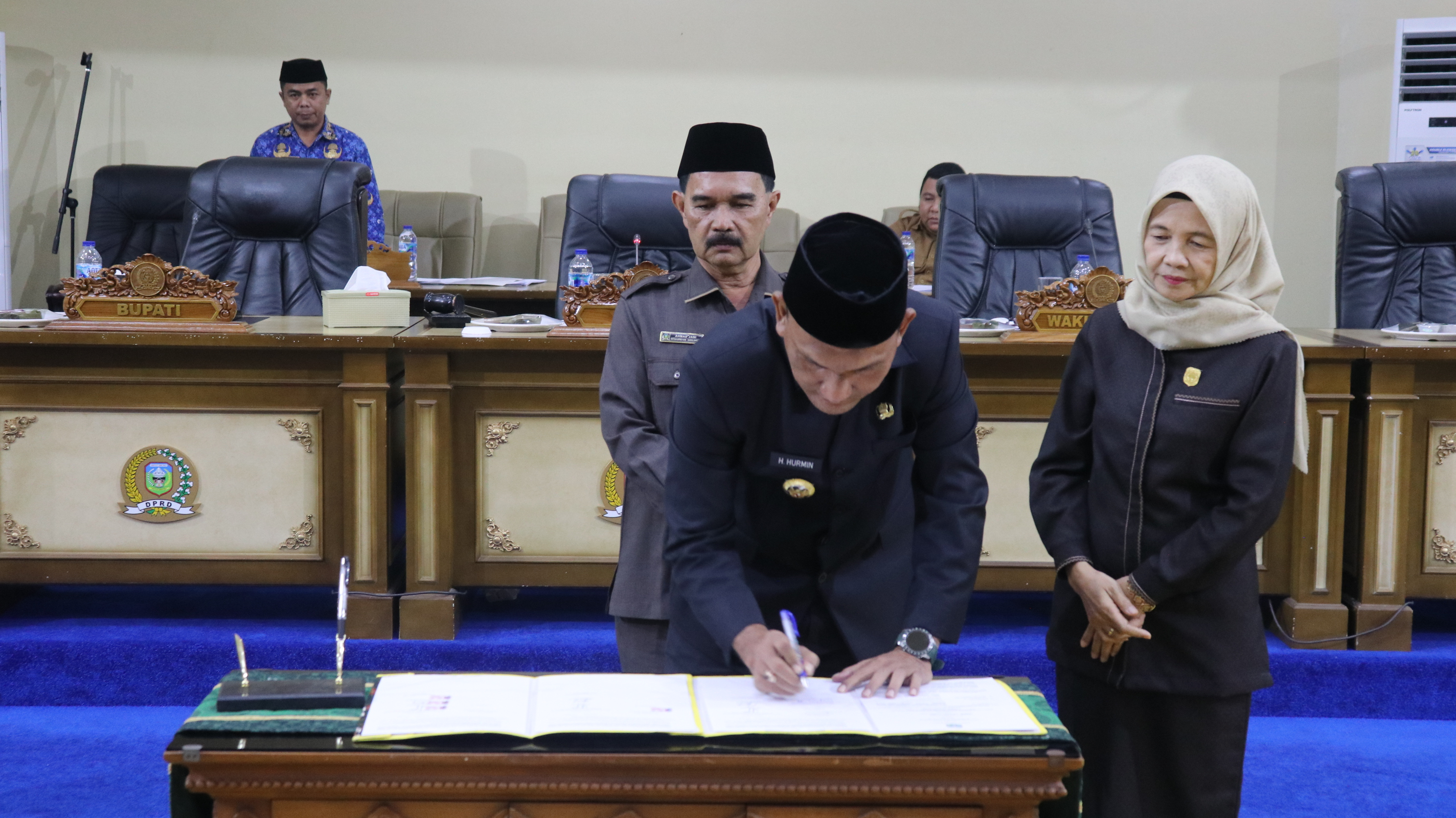 Bupati Sarolangun H. Hurmin, S.E menandatangani persetujuan bersama Raperda LPJP APBD 2024.