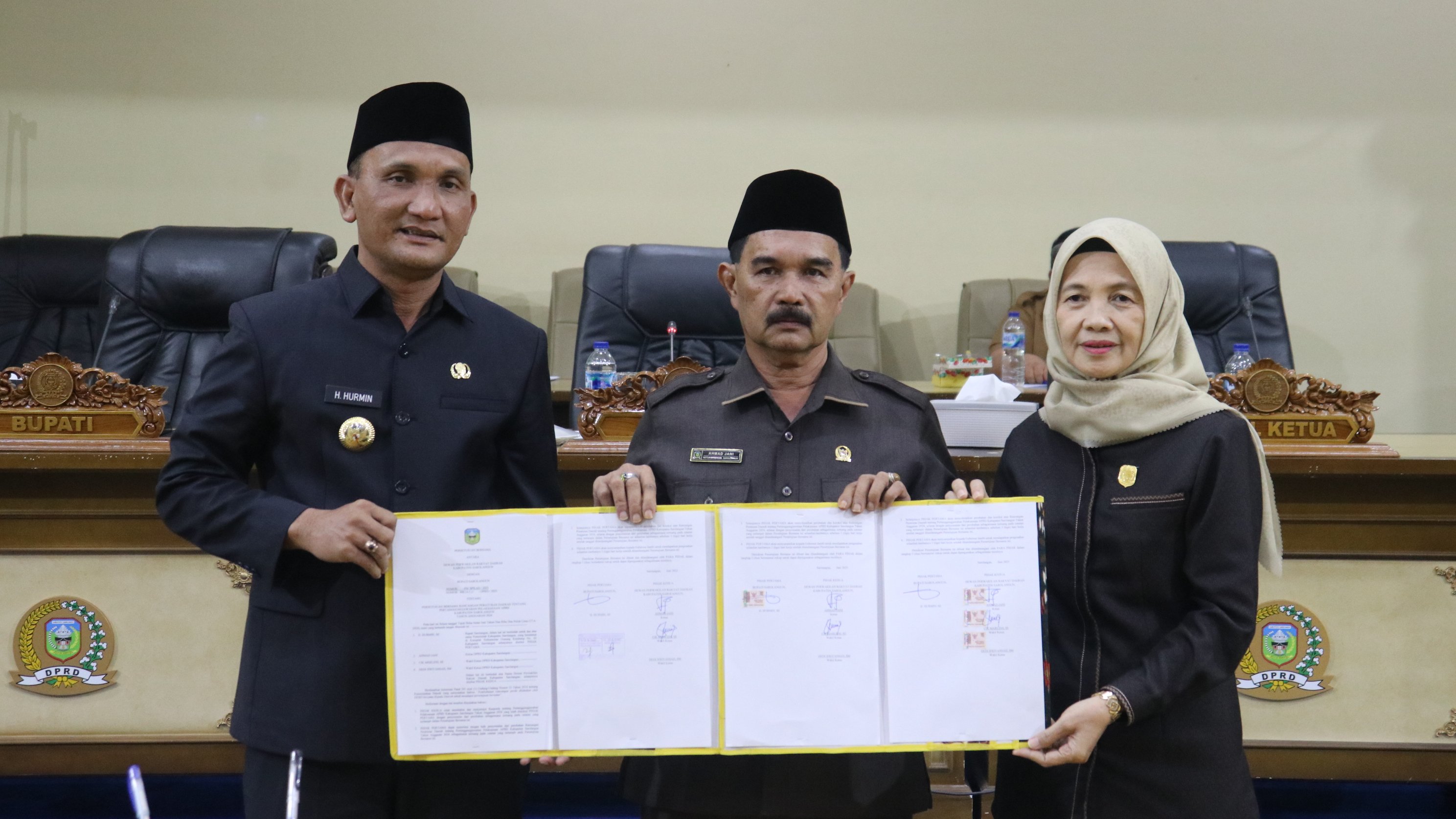 Foto bersama seusai penandatanganan persetujuan bersama Raperda LPJP APBD 2024. Dari kiri Bupati Sarolangun H. Hurmin, S.E., Ketua DPRD Ahmad Jani, dan Wakil Ketua I Cik Marleni, S.E.